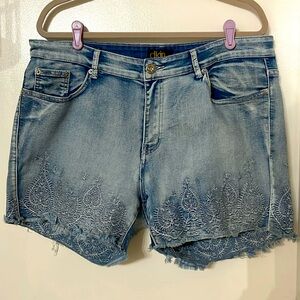 DKIN PLUS 20W WOMENS SHORTS LIGHT WASH BLUE DENIM EMBROIDERED RAW HEM STRETCH